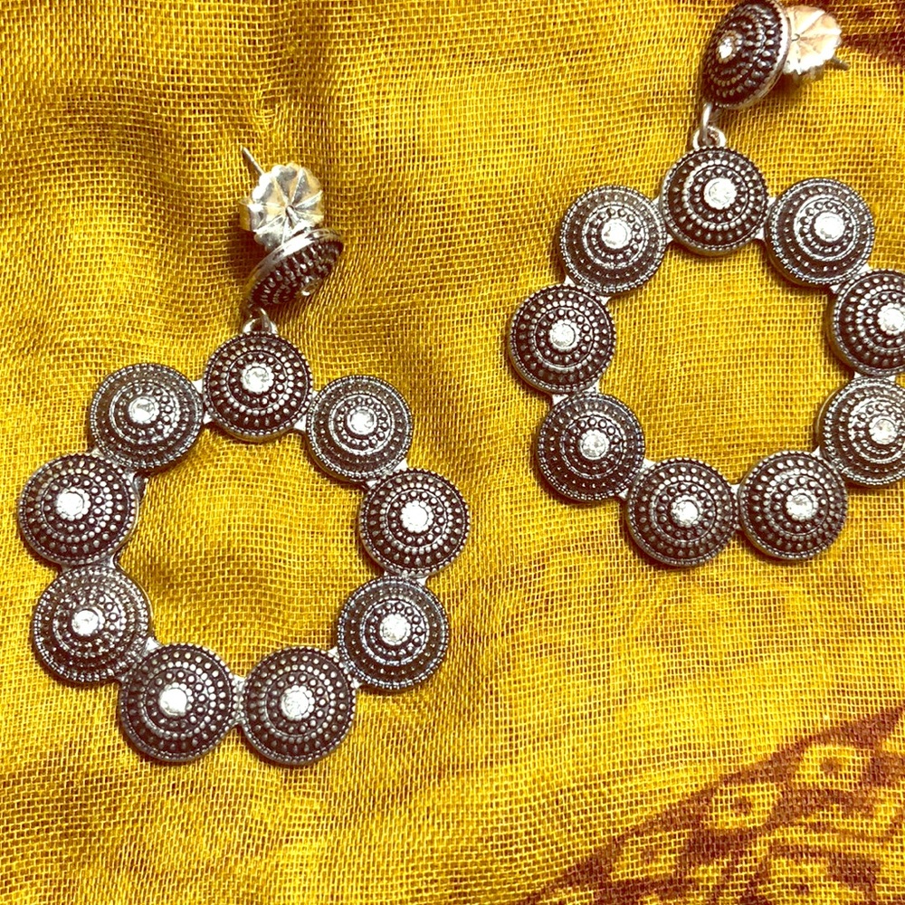 Gorgeous!Silver & rhinestone statement earrings.